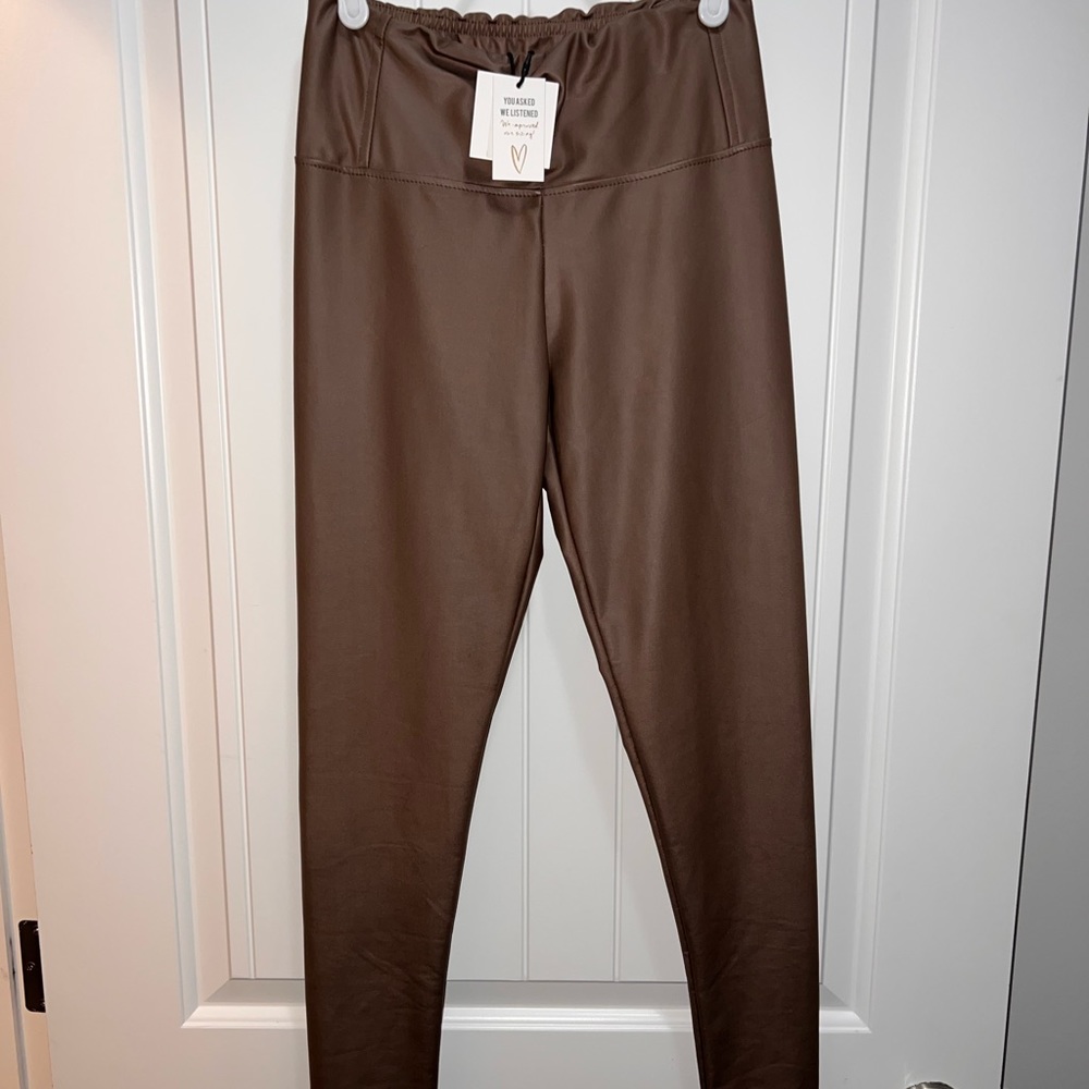 1️⃣7️⃣ Beautiful leather looking pants